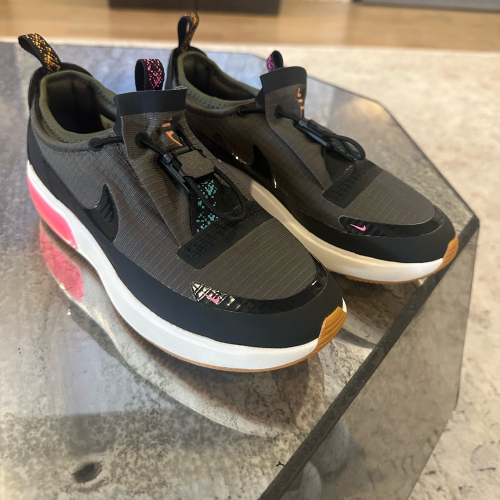 Nike Wmns Air Max Dia Winter Khaki Green Black. Size 7.5.